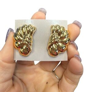 Avon Goldtone “Stylized Swirl” Clip-On Earrings NIB 1988 Vintage Charm